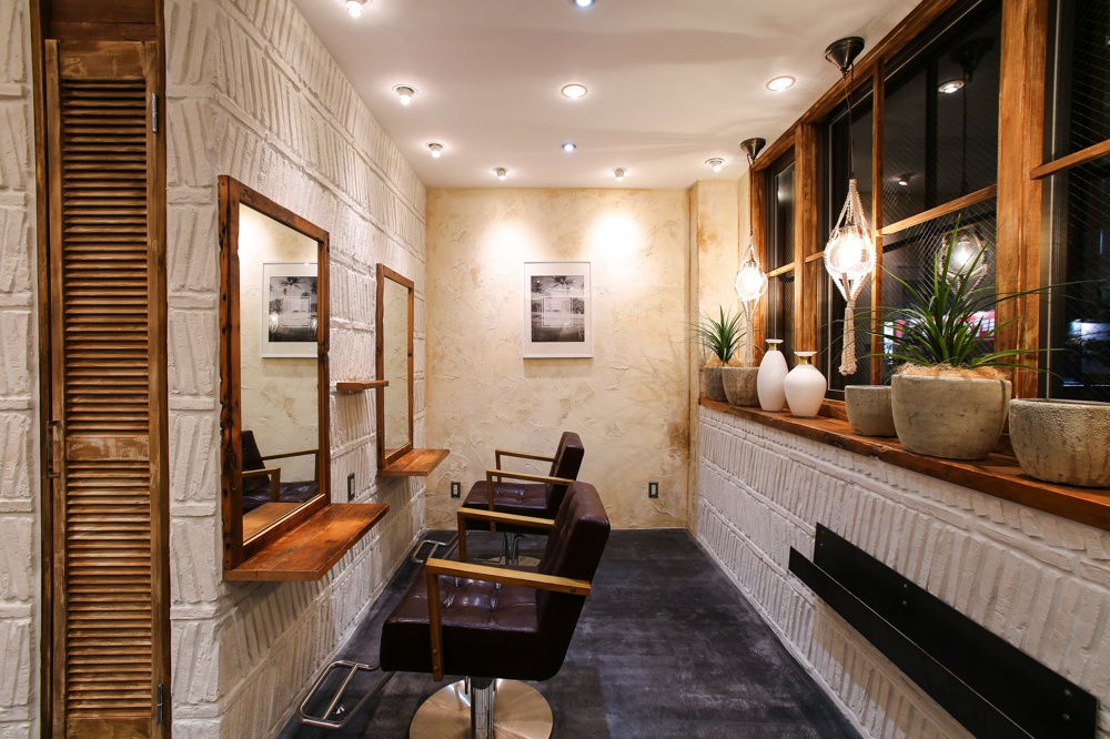 Largoが手がけたオリエンタルでヨーロピアンな雰囲気の美容室の内装デザイン