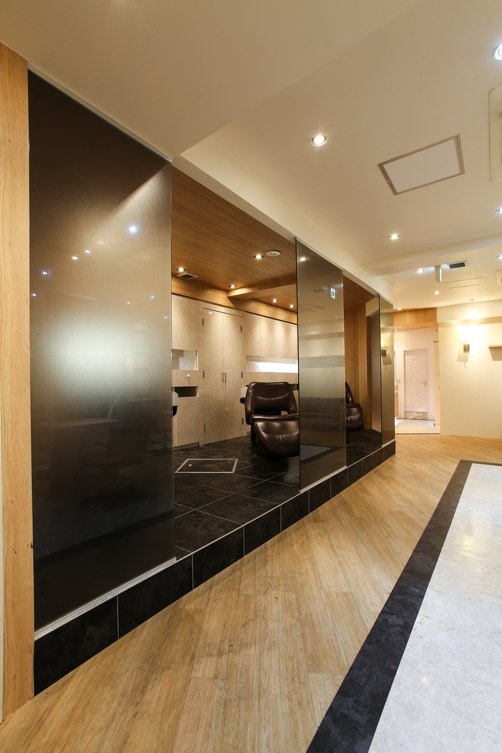 シンプルモダンな銀座の美容室ヘアサロンの店舗内装デザイン